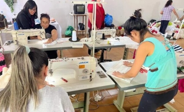 Mujeres se capacitan en costura industrial en Centro Regional de CDE