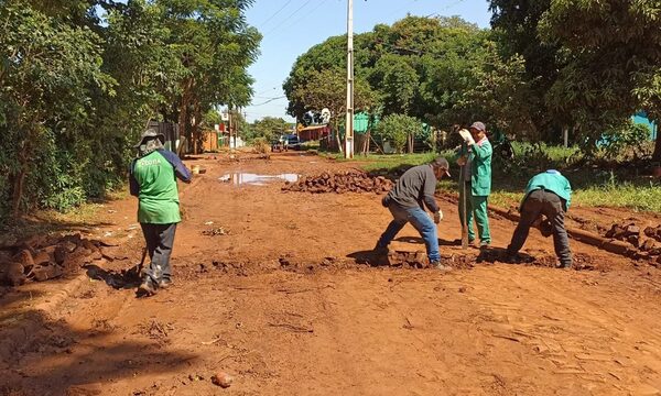 Reparan calle inundada en cada lluvia