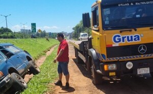 Camioneta cayó a una cuneta, en el km 8