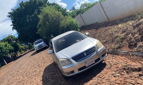 Abandonan automóvil denunciado como robado