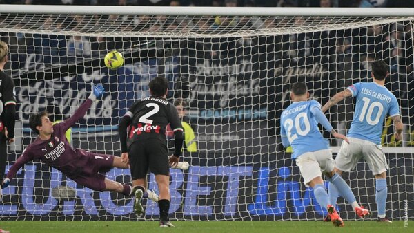 Milan fue vapuleado por Lazio y se aleja cada vez más del líder Napoli