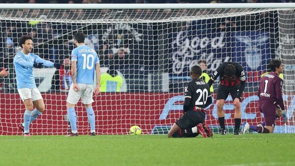 Lazio baila a un Milan que se desangra