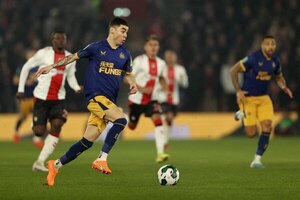 Con Miguel Almirón, Newcastle golpea primero y se acerca a la final de la Copa de la Liga