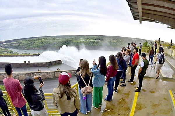 Más de 9.000 turistas visitaron Itaipu para apreciar apertura de compuertas del vertedero