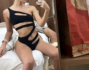 Emañami las fotos hot de “La Comadre” y el detalle: El muchachón que está detrás