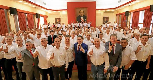 La Nación / Cartes recibió a miembros de Honor Patriótico en la ANR