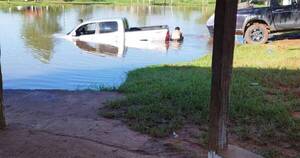 La Nación / Tras piruetas, una camioneta cae en un arroyo de Santaní