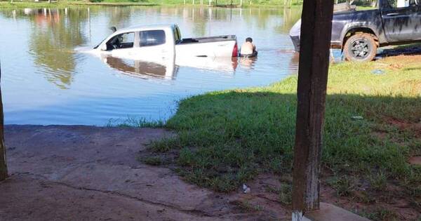 La Nación / Tras piruetas, una camioneta cae en un arroyo de Santaní