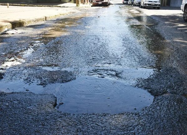Litros de agua se pierden sobre la calle Manuel Domínguez - Nacionales - ABC Color