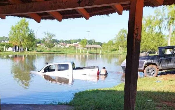 Camioneta cae en un arroyo tras piruetas en Santaní – Prensa 5