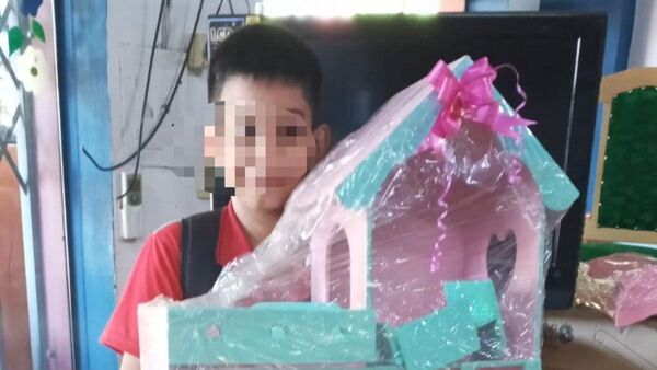 Niño ahorró para comprar una casita de Barbie para su hermanita