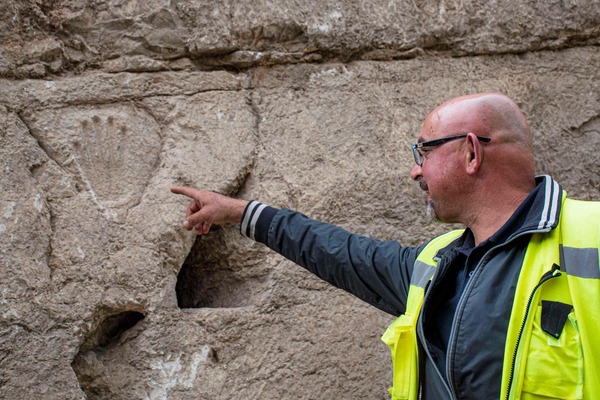 Diario HOY | Arqueólogos investigan significado de una mano tallada en piedra en Jerusalén
