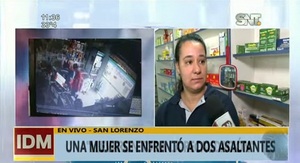 Mujer se enfrenta a sus dos asaltantes, pero no evita que le roben