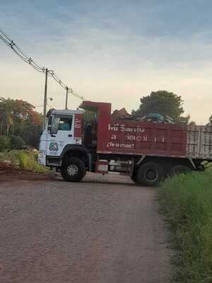 Acusan a la Municipalidad por tirar a un predio vecinal basuras con olor insoportable (video) » San Lorenzo PY
