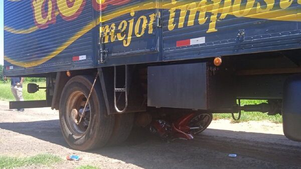 Accidente fatal: Camión arrolla a madre e hija en Canindeyú