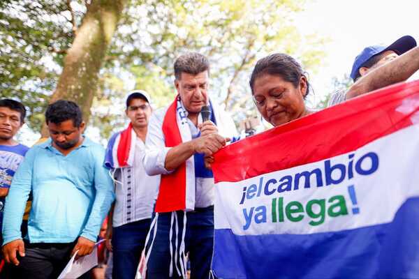 'Santiago Peña es el prestanombre de Horacio Cartes', según Efraín Alegre