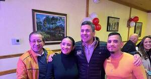La Nación / Santiago Peña se reúne con correligionarios colorados en su visita a EEUU