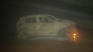 Hombres fuertemente armados roban e incendian un vehículo en Naranjito