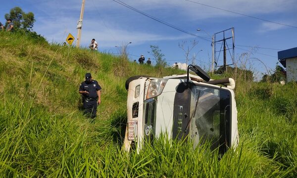 Conductor quiso frenar, pero pisó acelerador y fue a parar al precipicio