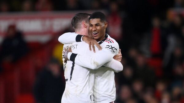 El Manchester United golea y roza la final