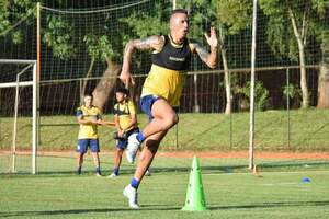 Lucas Barrios se prepara para el debut en el fútbol paraguayo