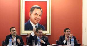 La Nación / Horacio Cartes felicita a los nuevos miembros de la mesa directiva de la ANR