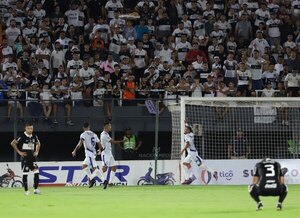 Elvio Vera: 'Un mes atrás estaba jugando en liga y ahora estoy saliendo campeón de la Supercopa'