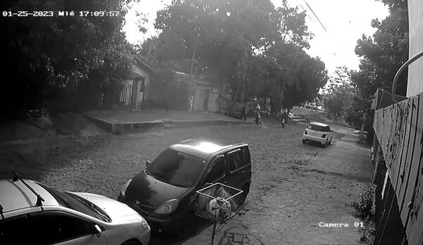 Video: “motoasaltantes” intentan asaltar a una mujer a punta de pistola - Policiales - ABC Color