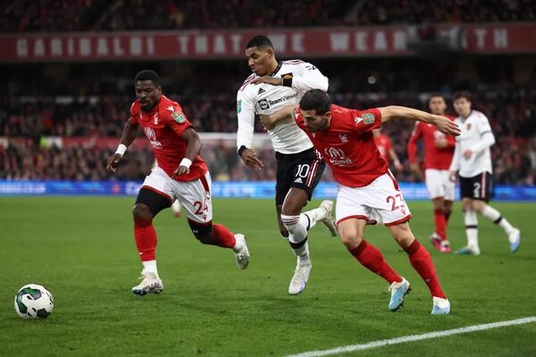 Manchester United golea al Nottingham y se acerca a la final de la Copa de la Liga inglesa - Fútbol Internacional - ABC Color