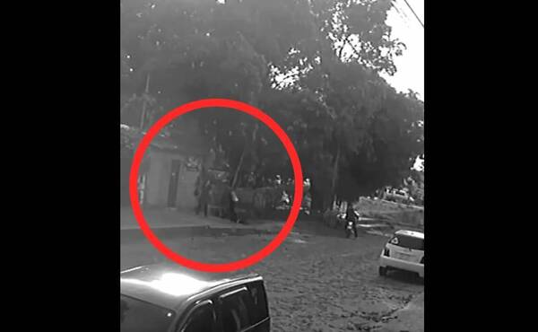 [VIDEO] Mujer se enfrentó a ladrones y se salvó de un balazo de milagro