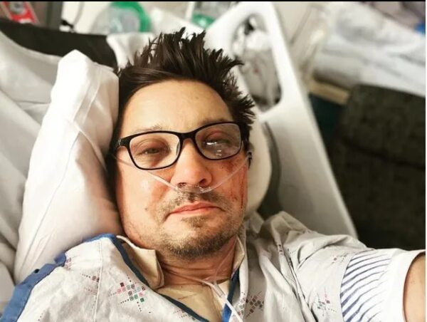 Jeremy Renner fue atropellado por el quitanieves para salvar a su sobrino - Gente - ABC Color