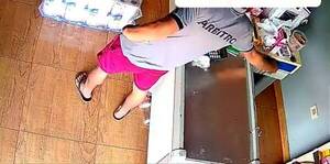 [VIDEO] Robó en una despensa, se arrepintió y volvió para devolver el dinero