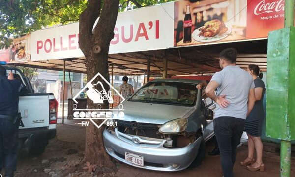 Choque en cruce semafórico de CDE