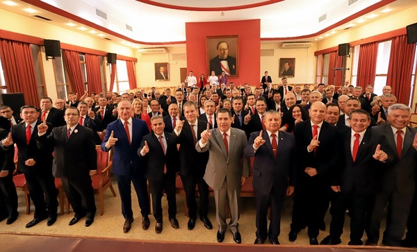 Cartes recibe a militares retirados en la Junta de Gobierno