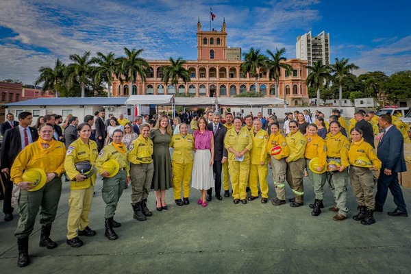 Bomberos Voluntarios del Paraguay reciben herramientas y equipamientos para el combate de los incendios forestales