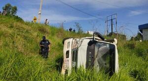 Conductor terminó en un precipicio, cuando en vez de frenar, aceleró. – Prensa 5
