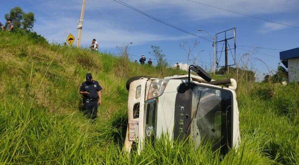 Conductor terminó en un precipicio, cuando en vez de frenar, aceleró. – Prensa 5