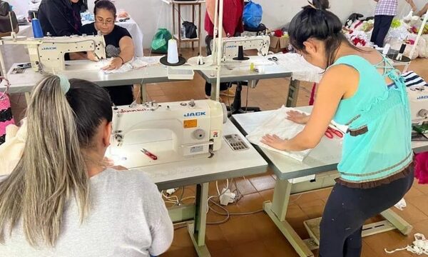 Mujeres se capacitan en costura industrial en el Centro Regional de CDE