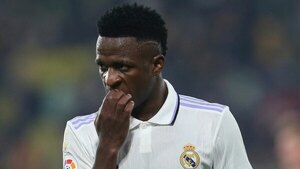 Apareció un muñeco de Vinicius Jr. colgado de un puente previo al Atlético vs Real Madrid