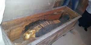 Encuentran una momia recubierta de pan de oro en un pozo en Egipto - Mundo - ABC Color