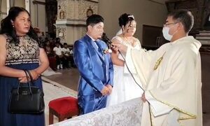 (VIDEO) Novio confiesa en el altar que lo obligan a casarse; “¡qué capo!”, responde el sacerdote