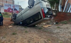 Vehículo vuelca sobre avenida Perú