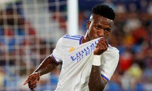 Apareció un muñeco de Vinicius Jr. colgado de un puente previo al Atlético vs Real Madrid