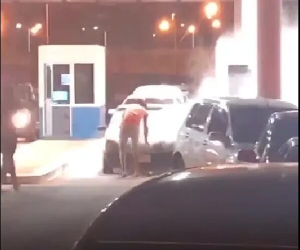 Video: vehículo se incendia en el centro fronterizo, lado de Posadas - Policiales - ABC Color