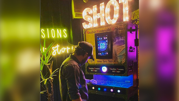 Shot Now!, la máquina de tragos que causa furor en los eventos y sube instantáneas a las redes