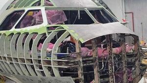 Arduo trabajo para reparar al A320 que atravesó una tormenta