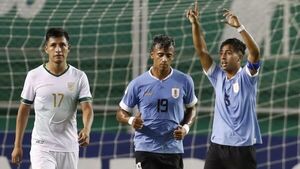 Uruguay golea y avanza de fase