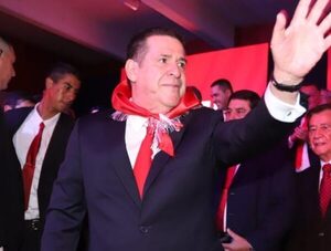 Horacio Cartes y Hugo Velázquez no podrán operar en dólares en el sistema financiero · Radio Monumental 1080 AM