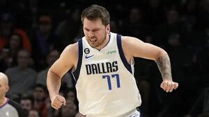 Doncic sufre un esguince de tobillo en el triunfo de Dallas