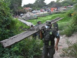 POLICÍAS DE ARGENTINA DESARMAN PUENTES CLANDESTINOS QUE UNEN CLORINDA CON PARAGUAY - La Voz del Norte
